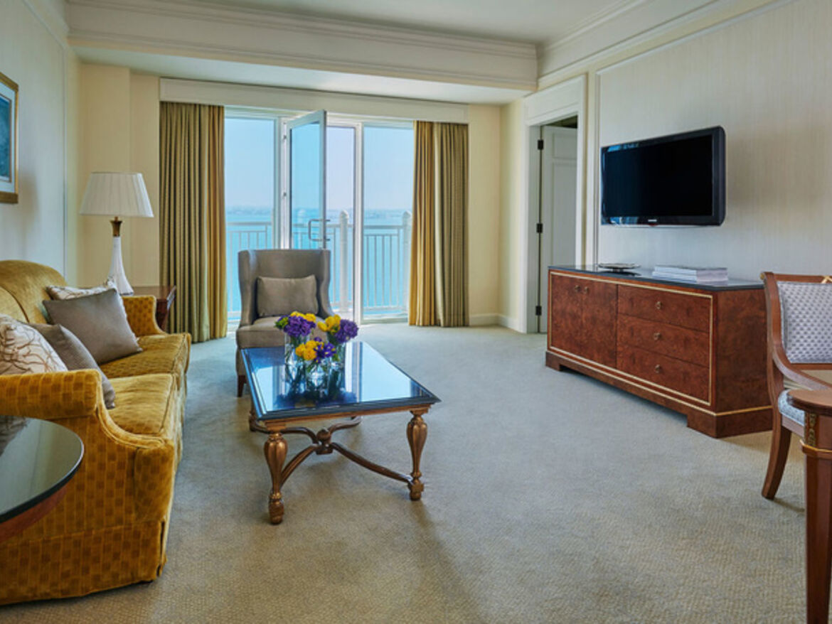 Deluxe Four Seasons Executive Suite