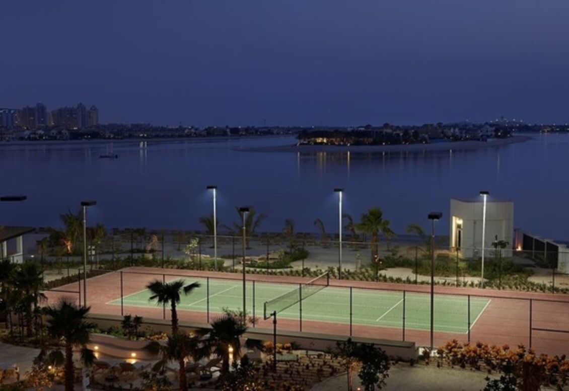 Tennisplatz mit Flutlicht