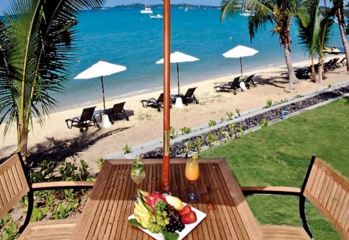 Hoteleigener Strand und Restaurant