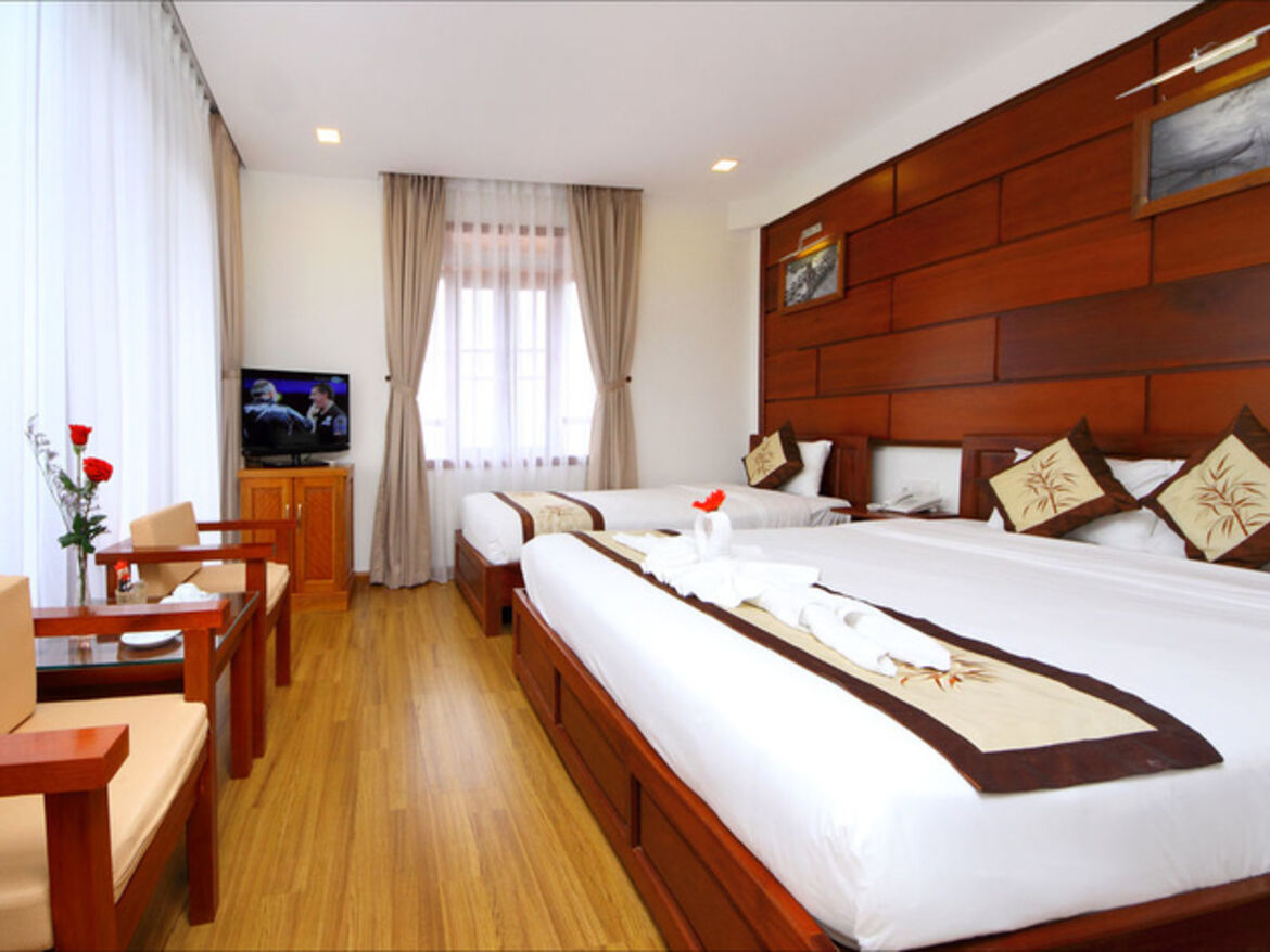 Zimmer mit Queen-Size-Bett und Einzelbett